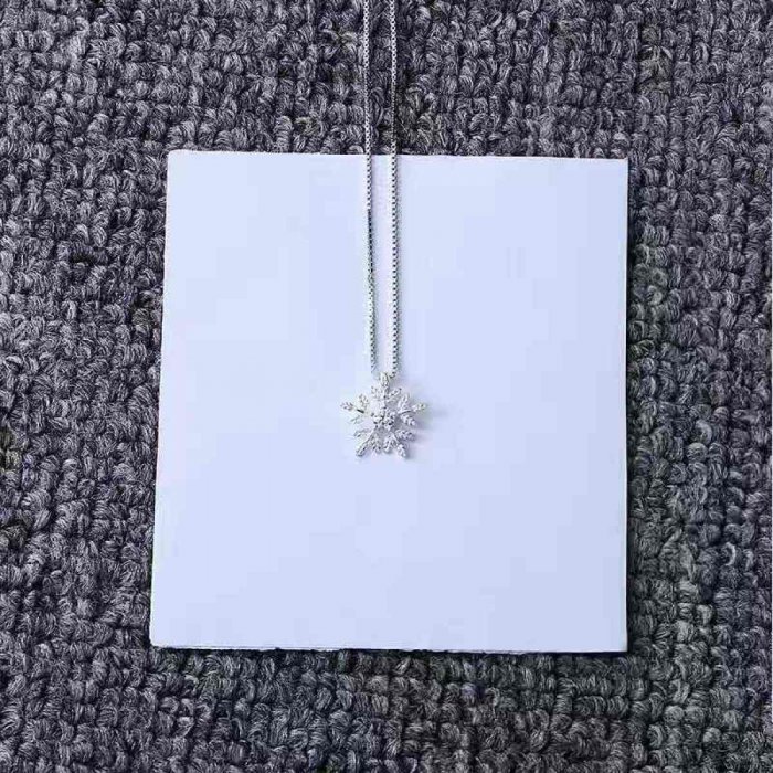 Fashion necklace สร้อยคอเงินแท้925 สร้อยคอแฟชั่นสำหรับผู้หญิงรูปใบใม้ล้อมรอบเพชรสีเงิน (พร้อมกล่อง)