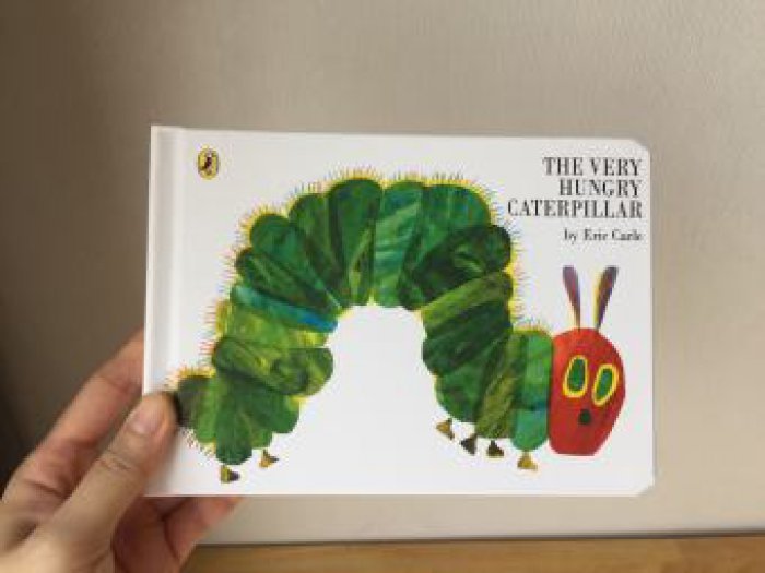 The Very Hungry Caterpillar by Eric Carle หนอนจอมหิว หนังสือภาษาอังกฤษสำหรับเด็ก นิทานภาษาอังกฤษ