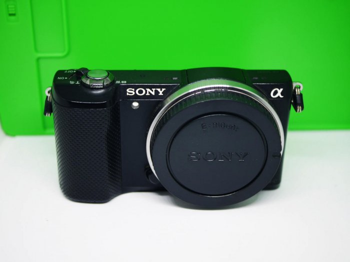 Sony A5000 20.1MP Wi-Fi NFC APS-C Black Body in Box