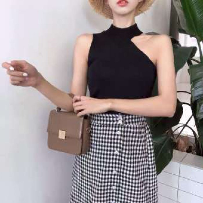 CICISHOPเสื้อปาดไหล่เบี่ยง ผ้าไหมพรม[4185]