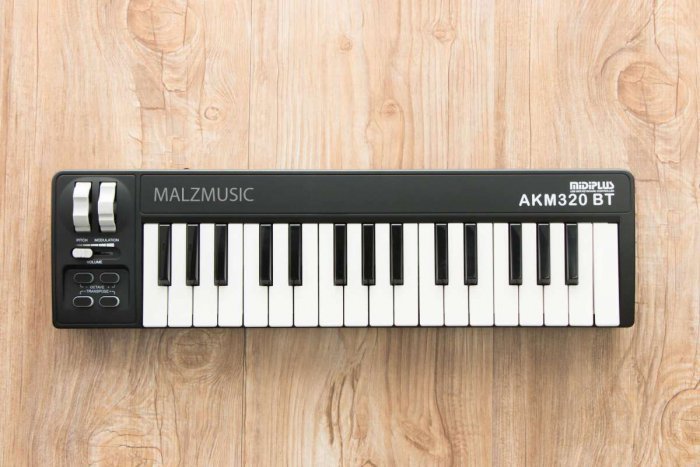  Midiplus AKM320 BT มีบลูทูธ Bluetooth จำนวน 32 คีย์ (คีย์บอร์ดใบ้ ลิ่มคีย์ไซด์มินิ / MIDI Keyboard Controller) ใช้การเชื่ยมต่อแบบ USB และ Bluetooth ได้ For iPhone/iPad) MALZ MUSIC