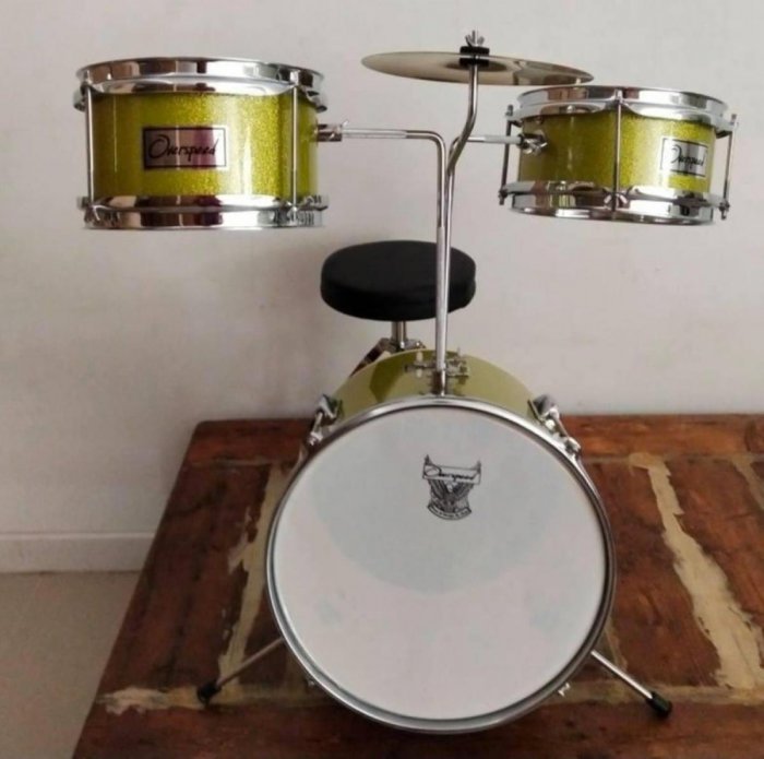 กลองชุดเด็กเล็ก JUNIOR DRUM SET แบรนด์Overspeed กลองชุด3ชิ้น สีเขียว แถมฟรี ไม้กลอง 1 คู่ เก้าอี้กลอง 1 ตัว